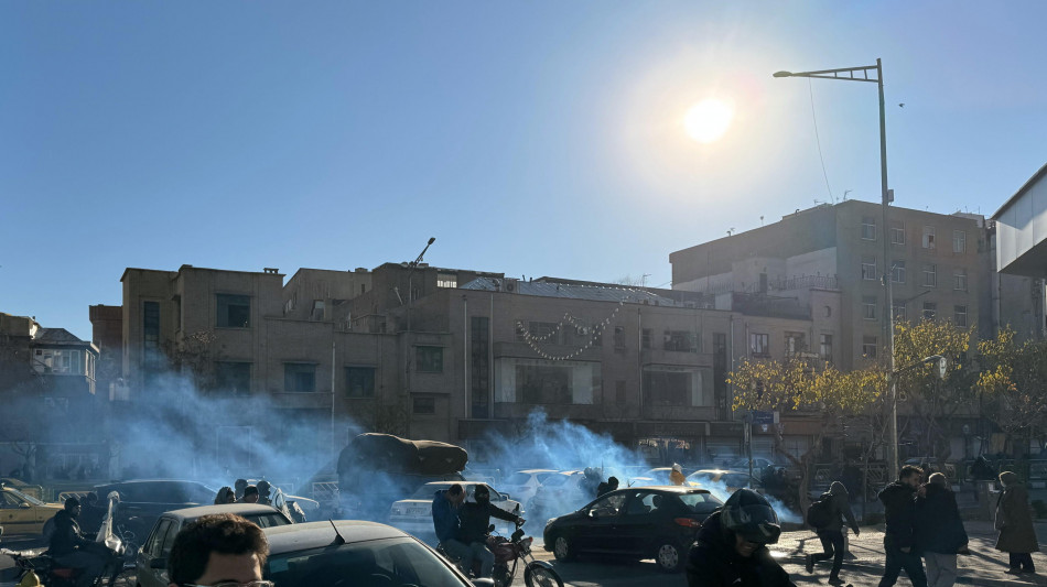 Media, due civili morti negli scontri in Iran