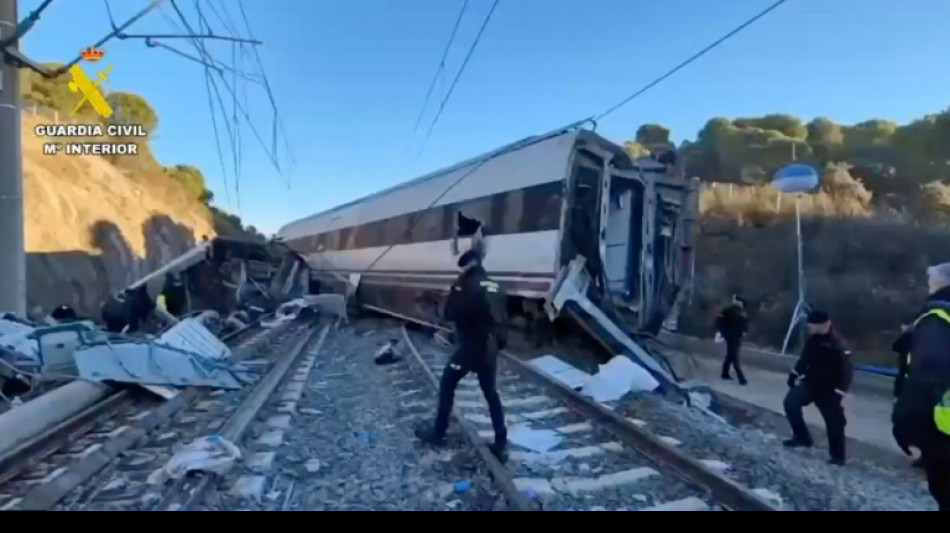Pedro S&aacute;nchez promete 'absoluta transpar&ecirc;ncia' sobre causas de acidente ferrovi&aacute;rio na Espanha