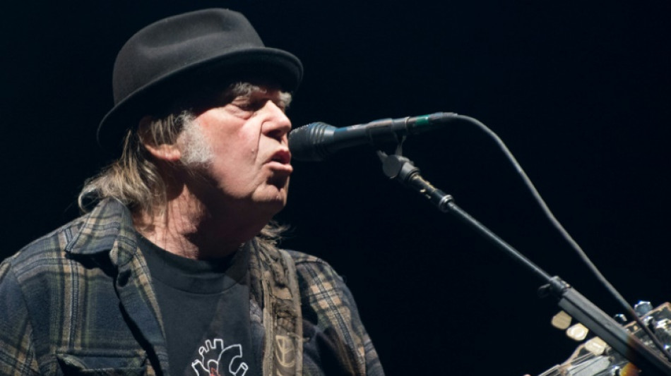 Spotify cede ante las cr&iacute;ticas de Neil Young y combatir&aacute; desinformaci&oacute;n sobre covid
