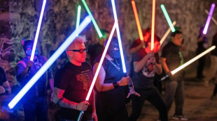 Academia mexicana d&aacute; aulas de esgrima com sabres de luz como em 'Star Wars'