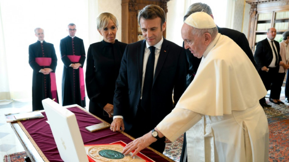 El papa se re&uacute;ne en el Vaticano con el presidente franc&eacute;s