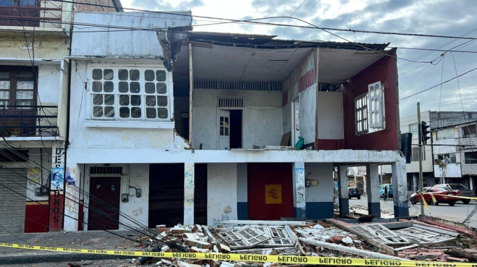 Un herido y edificios destruidos por un sismo en Ecuador
