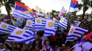 Uruguay vota en un balotaje que puede llevar a la izquierda de regreso al poder