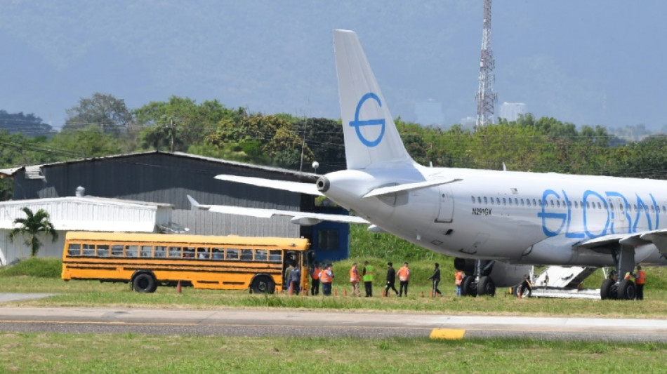 Ap&oacute;s tens&atilde;o com EUA, novo avi&atilde;o com 111 deportados chega ao Brasil