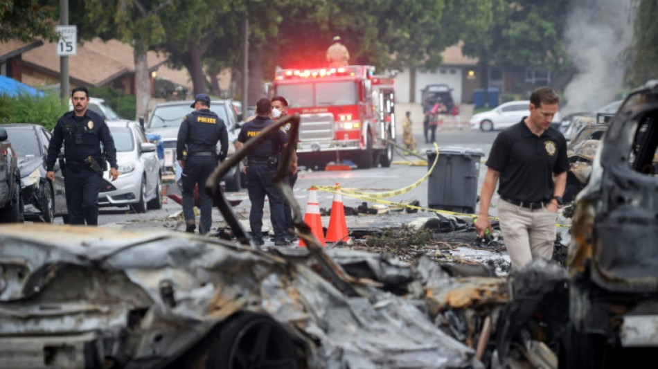 Al menos dos muertos en accidente de avioneta en barrio residencial de California