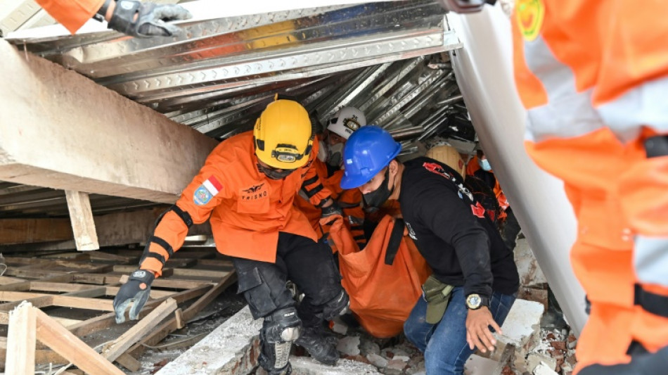 Un ni&ntilde;o de 6 a&ntilde;os es rescatado con vida dos d&iacute;as despu&eacute;s del sismo en Indonesia