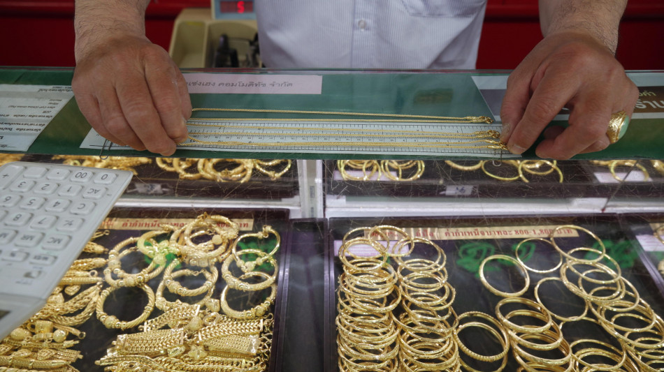 Il prezzo dell'oro poco mosso a 3360 dollari l'oncia