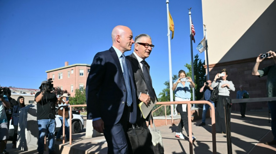 Cl&atilde; Baldwin se esquiva da imprensa antes do julgamento de 'Rust'