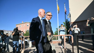 Cl&atilde; Baldwin se esquiva da imprensa antes do julgamento de 'Rust'