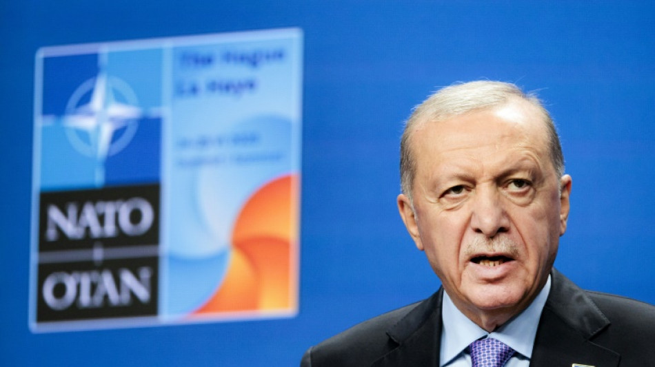 Combatentes curdos do PKK destroem armas em cerimônia no Iraque