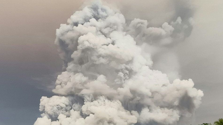 Nueva erupci&oacute;n de volc&aacute;n en Indonesia obliga a cerrar aeropuerto
