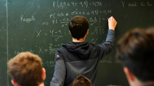 Contre "l'anxi&eacute;t&eacute; math&eacute;matique", la sym&eacute;trie axiale en chantant