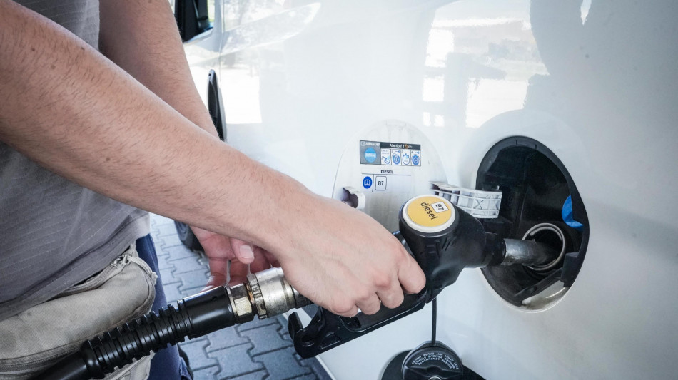 Ancora in salita prezzo benzina, self &egrave; a 1,821 euro/litro