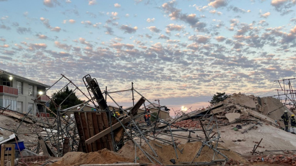 Seis muertos y decenas de obreros atrapados por el derrumbe de un edificio en Sud&aacute;frica