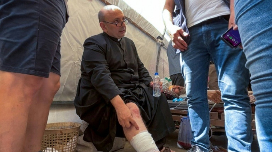 Pároco argentino é ferido em bombardeio da única igreja católica de Gaza