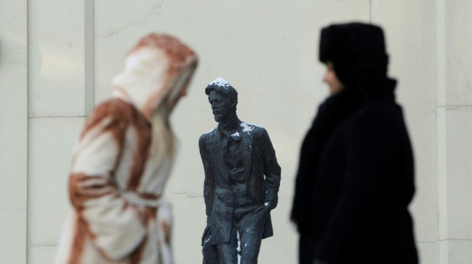 Pe&ccedil;a 'A Gaivota' de Tchekhov &eacute; encenada por atores cegos na Espanha