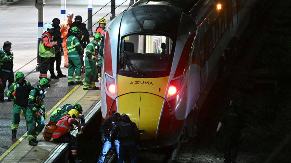 Assalto a treno in Gb, polizia evoca 'attacco terroristico'