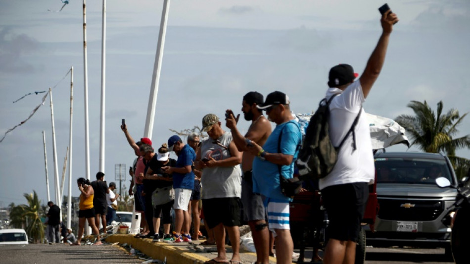 "Je suis d&eacute;sesp&eacute;r&eacute;e": dans Acapulco isol&eacute;, la course au r&eacute;seau