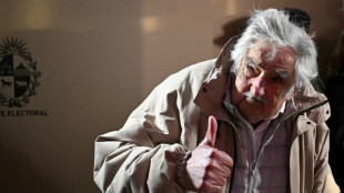 Mujica vive "momento m&aacute;s dif&iacute;cil" de terapia por c&aacute;ncer, afirma su esposa