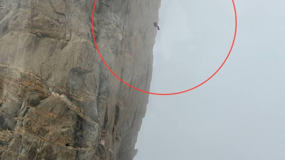 Alpinista appeso su parete Monte Bianco, ora il recupero