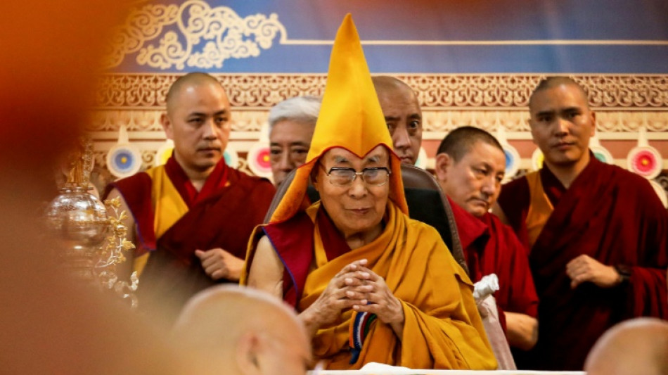 Le Dalaï Lama fête ses 90 ans et laisse entendre qu'il aura un successeur