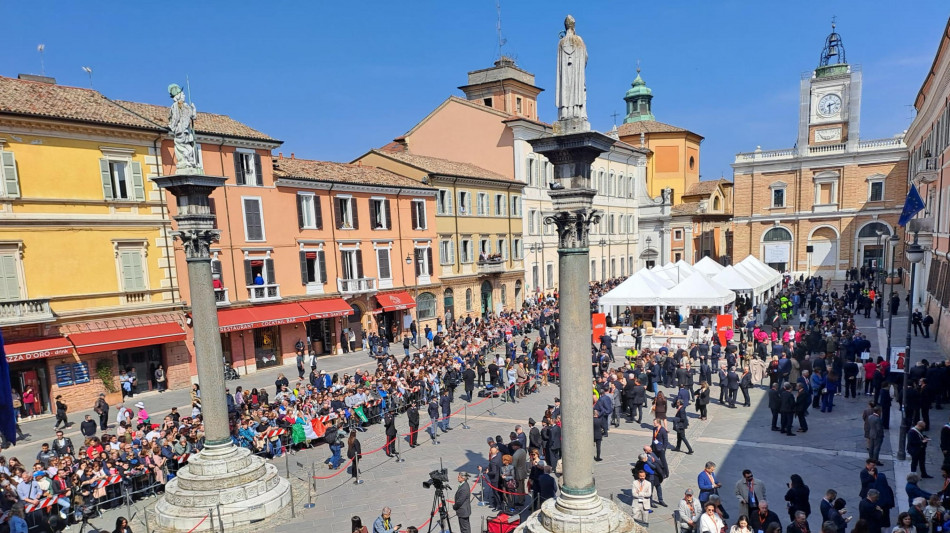 Carlo III in piazza a Ravenna col presidente Mattarella