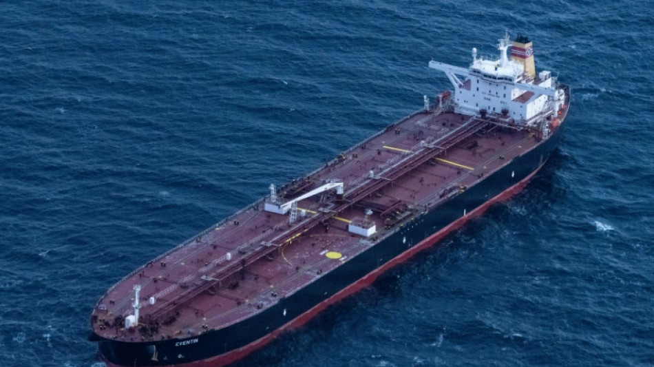 In Ostsee treibender &Ouml;ltanker aus russischer Schattenflotte wird nach Osten bewegt