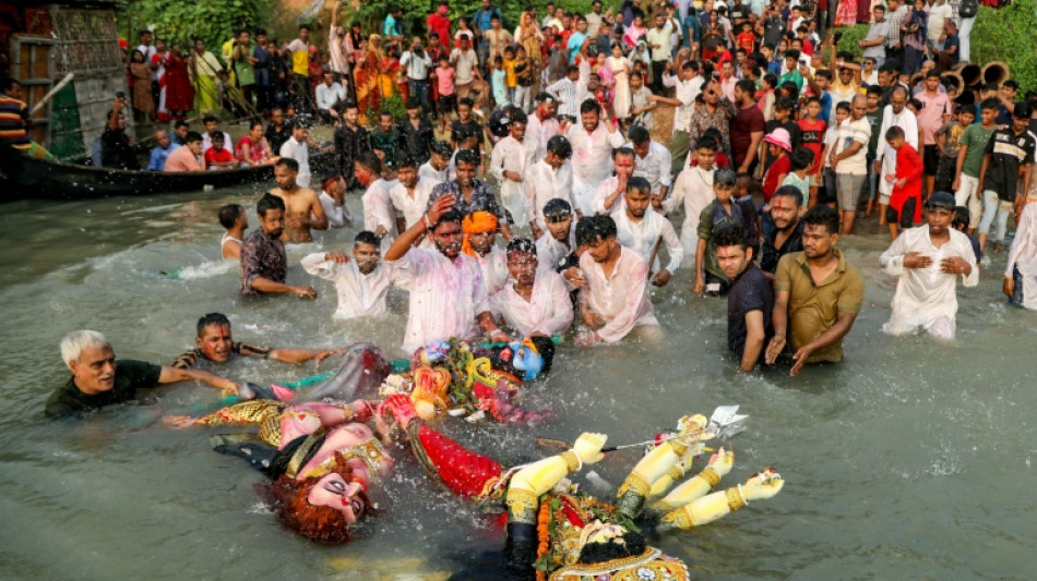Hind&uacute;es celebran en Banglad&eacute;s su mayor festividad religiosa pese al miedo a atentados
