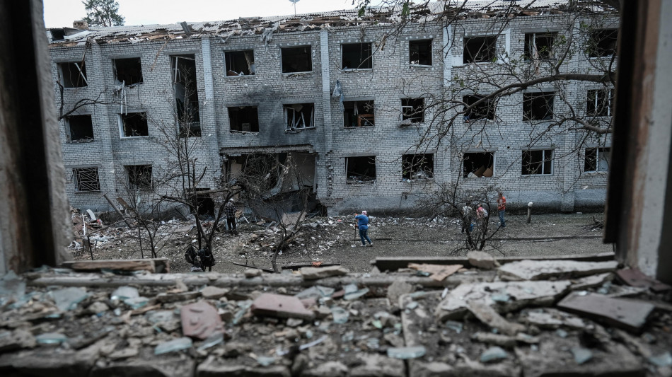 Russi avanzano, evacuazione famiglie con bimbi nel Donetsk