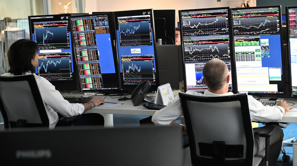 Borsa: Milano accelera con le banche, in luce Mediolanum