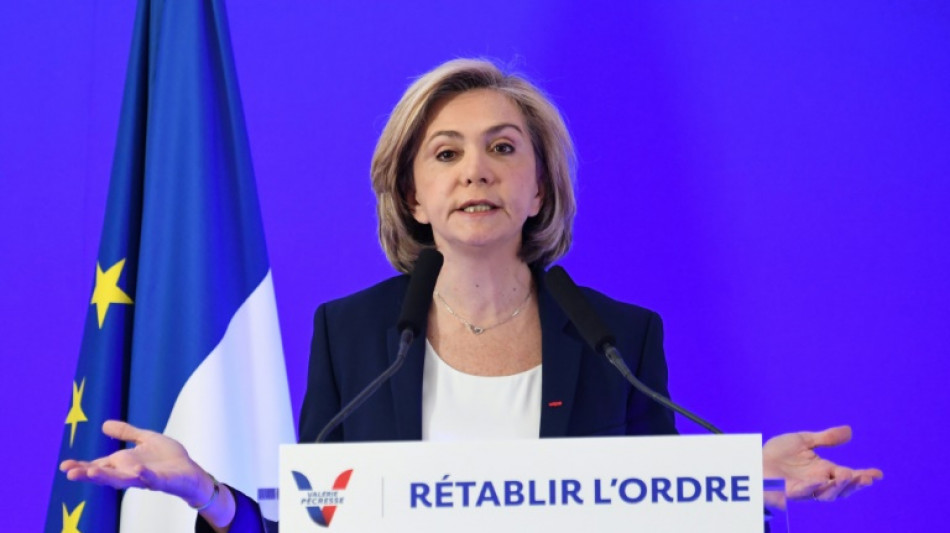 Pr&eacute;sidentielle: P&eacute;cresse repart en campagne, Macron parle &agrave; Poutine