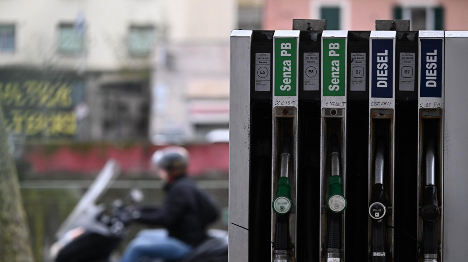 Mimit, prezzo medio benzina self sale a 1,966 euro, gasolio cala a 1,978