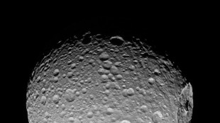 El oc&eacute;ano que oculta Mimas, luna helada de Saturno