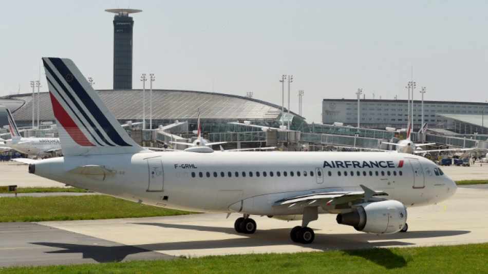 Gr&egrave;ve des contr&ocirc;leurs: Air France annule 55% de ses court et moyen-courriers vendredi 
