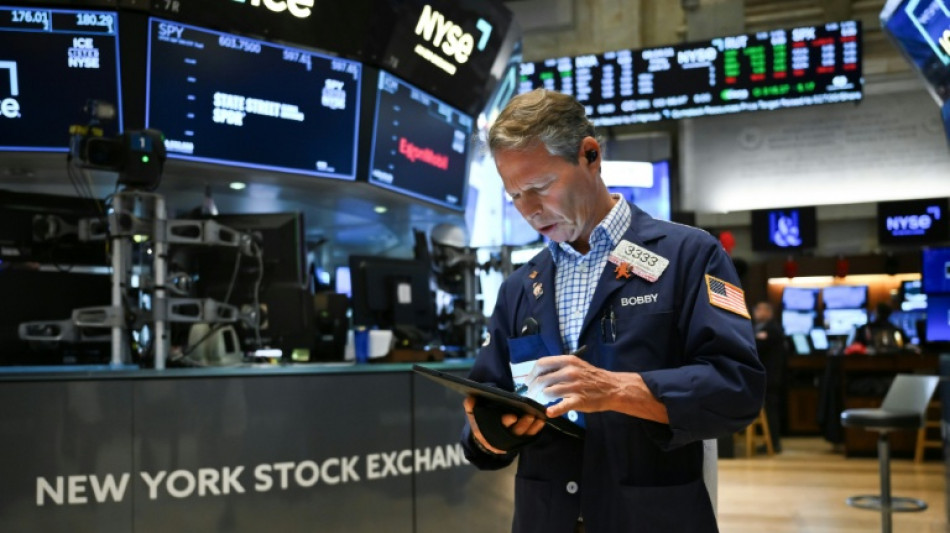 Wall Street termine la semaine en baisse, plomb&eacute;e par l'escalade au Moyen-Orient