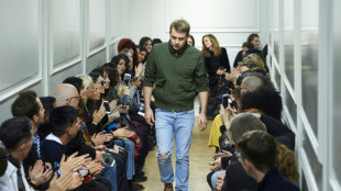 Loewe propone plumas y arte contempor&aacute;neo para el hombre en su desfile parisino