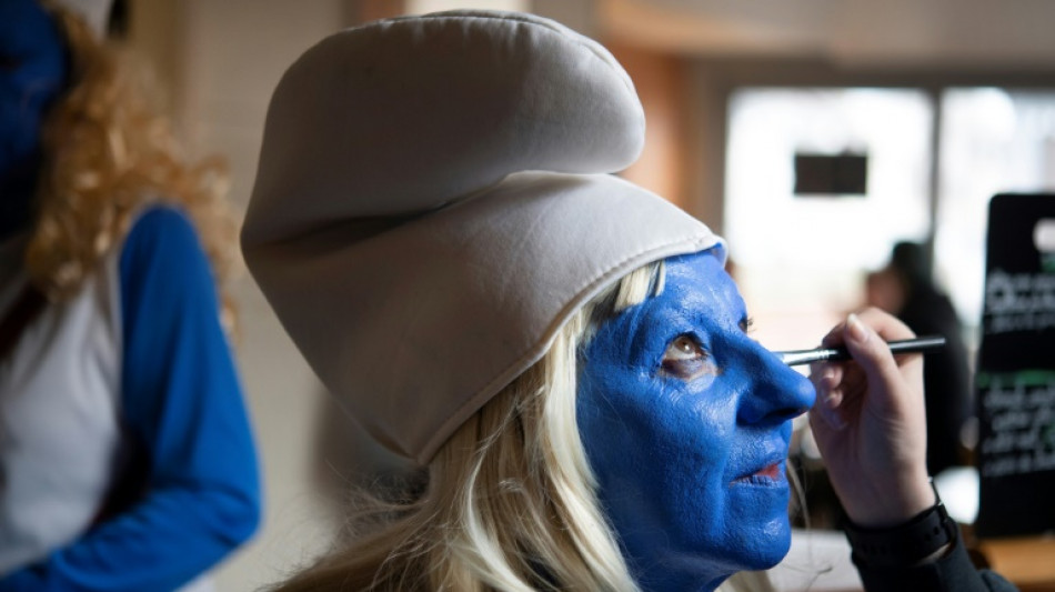 Des milliers de schtroumpfs d&eacute;ferlent sur Landerneau pour un record du monde
