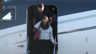 Fl&aacute;vio Bolsonaro desembarca nos Estados Unidos depois de fugir do Brasil