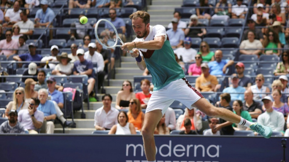 Medvedev estreia com vit&oacute;ria tranquila no US Open