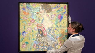La "Dame &agrave; l'&eacute;ventail" de Gustav Klimt s'arrache pour 74 millions de livres aux ench&egrave;res, record d'Europe