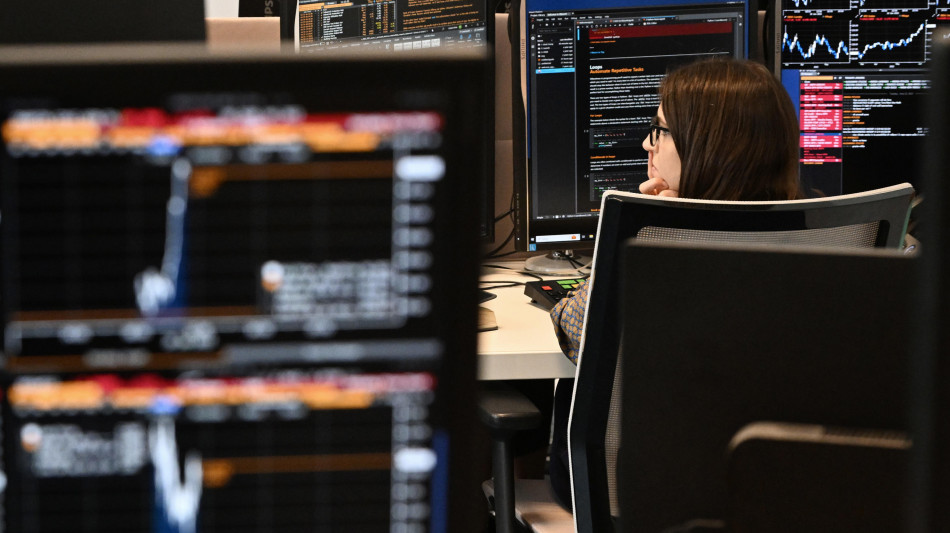 Borsa: l'Europa sale con gli occhi a Parigi, bene i bond