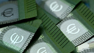 Bankangestellte sollen fast eineinhalb Millionen Euro von Konten abgebucht haben