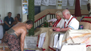 El rey Carlos III bebe un narc&oacute;tico antes de ser nombrado "gran jefe" samoano