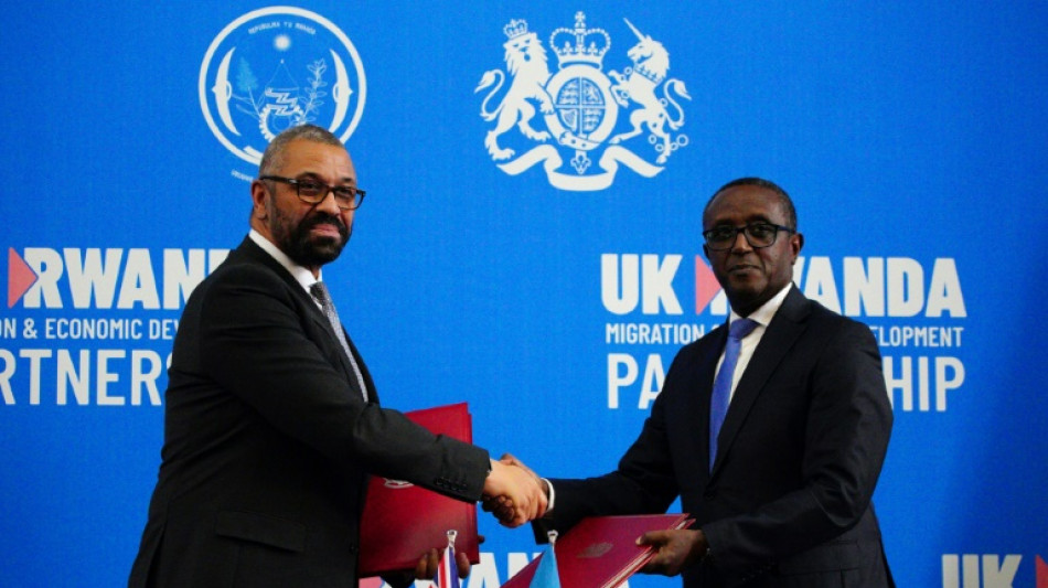 Reino Unido assina novo tratado de migra&ccedil;&atilde;o com Ruanda