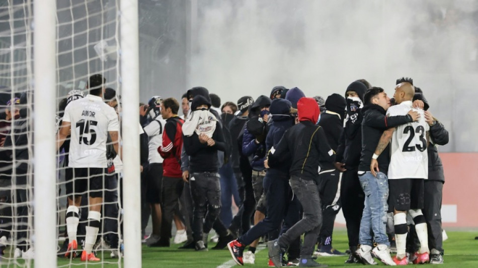 Dois torcedores morrem em tumulto no est&aacute;dio e Colo Colo-Fortaleza &eacute; suspenso