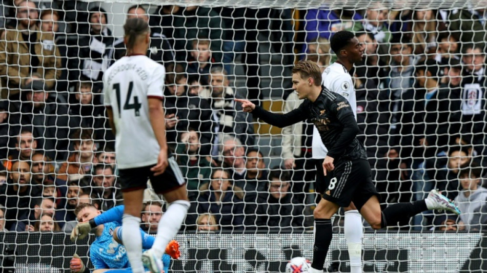 Arsenal regain five-point lead with Fulham stroll, Casemiro off as Man Utd draw