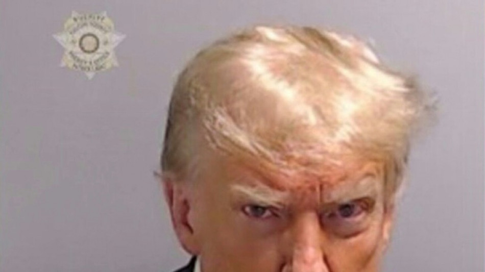 Trump tira proveito da hist&oacute;rica foto de sua ficha policial