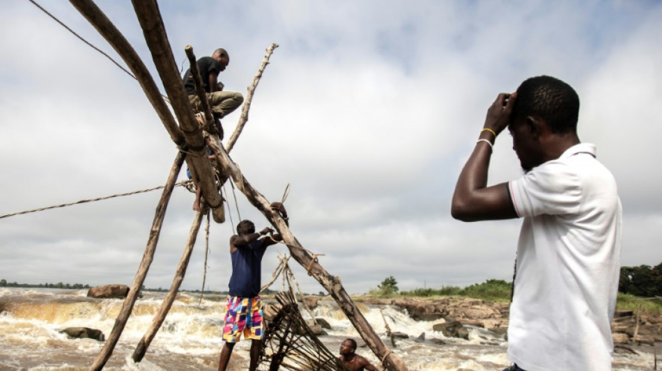 Adem&aacute;s de peces, los pescadores acrob&aacute;ticos del r&iacute;o Congo quieren turistas