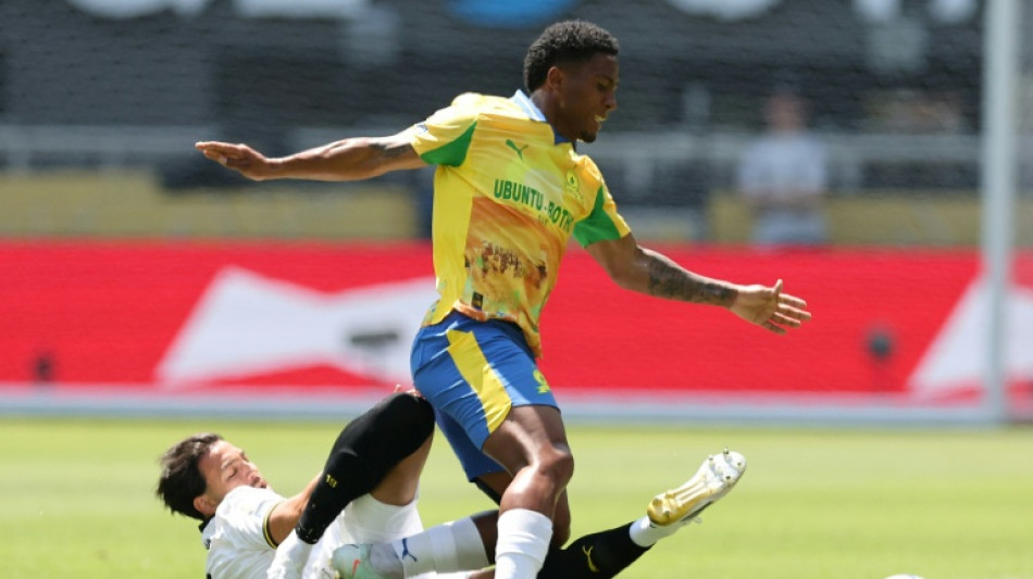 Brasileiro Lucas Ribeiro recebe 4 pr&ecirc;mios do futebol sul-africano