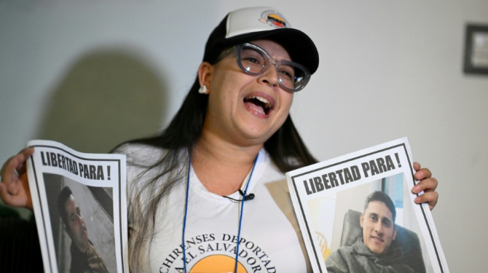 El Salvador frustra la ilusi&oacute;n de familiares de venezolanos de verlos en la megaprisi&oacute;n